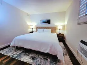 Beautiful Retreat 1 King Bed at Tempe Oasis Pool Spa & Clubhouse - Marlborough Park