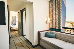 The Draftsman, Autograph Collection