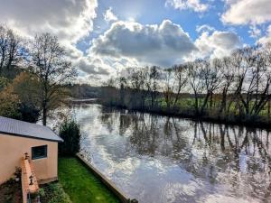Maisons de vacances Gite renove au bord de la Sarthe, calme et parking prive - FR-1-410-460 : photos des chambres