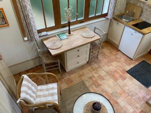 Maisons de vacances Gite renove au bord de la Sarthe, calme et parking prive - FR-1-410-460 : photos des chambres