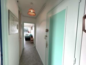 Appartements Appartement 2 pieces, 4 couchages, centre Saint-Gilles-Croix-de-Vie, parking - FR-1-224-815 : photos des chambres
