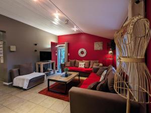 Maisons de vacances Gite calme avec jardin zen, piscine et randonnee au Parc des Vosges - FR-1-589-763 : photos des chambres