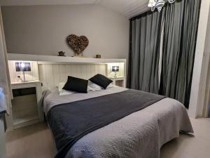 Maisons de vacances Gite calme avec jardin zen, piscine et randonnee au Parc des Vosges - FR-1-589-763 : photos des chambres
