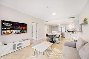 Luxe 1BR in Fairways East with Canal Views - Dubai