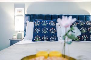 Victoria Park Studio 8 with Private Off-suite Shower Room down a flight of stairs from the main room, Free Parking, Free Netflix, Prime & DisneyPlus