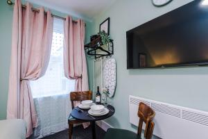 Victoria Park Studio 8 with Private Off-suite Shower Room down a flight of stairs from the main room, Free Parking, Free Netflix, Prime & DisneyPlus