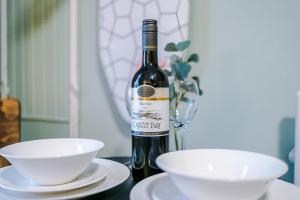 Victoria Park Studio 8 with Private Off-suite Shower Room down a flight of stairs from the main room, Free Parking, Free Netflix, Prime & DisneyPlus