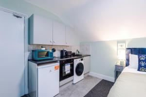 Victoria Park Studio 8 with Private Off-suite Shower Room down a flight of stairs from the main room, Free Parking, Free Netflix, Prime & DisneyPlus