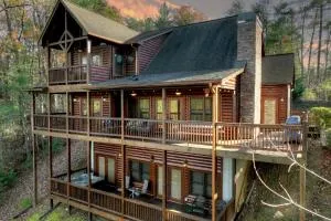 Moonlight Mountain Cabin - Great views and a hot tub - Cherry Log