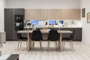 Grand Central Apartment - 2-Bedrooms - sleeps 6 comfortably - Perfect for Families - Contractors - Professionals - Central Station