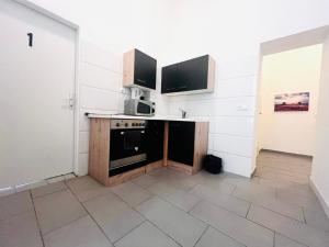 Budget & Friendly 3BR Shared Apt for 9, Near Augarten