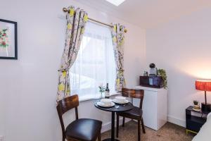 Victoria Park Studio 10 - Self Contained, 5 Mins Walk To Train Station & Town Centre, Free Parking