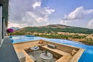 SaffronStays AnjanAiry - Mokhāda