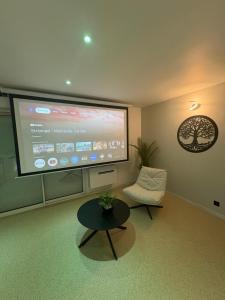 Appartements Appartement de luxe, balneo, vue lac & lit suspendu : photos des chambres