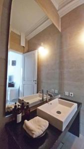 Phòng Deluxe 2 giường đơn với ban công (Deluxe Twin Room with Balcony)