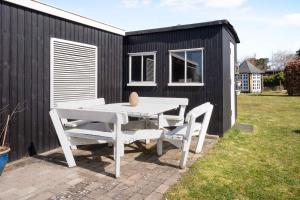 Bright Holiday Home Close To The Sea