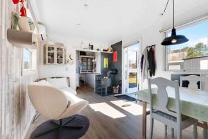 Bright Holiday Home Close To The Sea