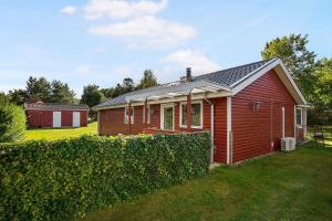 Bright Cottage 300 M From The Beach