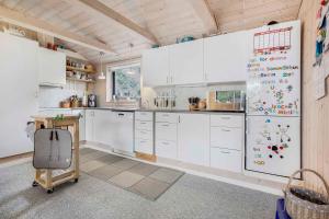 Bright Cottage 300 M From The Beach