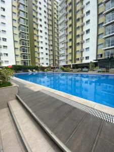 Budget Monochrome FREE Wifi, Netflix and Pool - Studio Type Condo in Mesaverte Residences