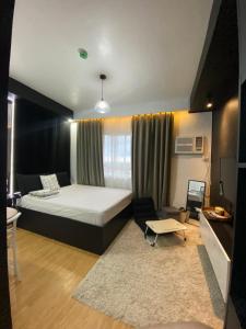 Budget Monochrome FREE Wifi, Netflix and Pool - Studio Type Condo in Mesaverte Residences