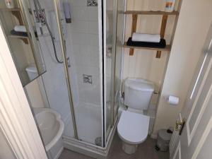 Ashford Luxury Town Retreat-Free Parking -Super Fast Wifi, Spacious, Back Garden & Garden Chairs