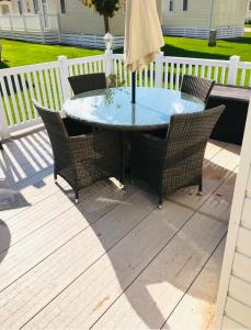 NEW FOREST Hoburne Bashley Holiday Park, Spacious Caravan Sycamore 201 Sleeps 6