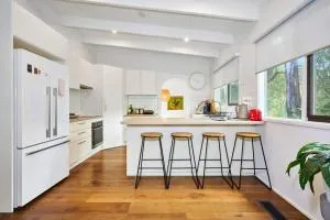 Renovated 5 Bedroom Retreat with Deck Fireplace - Red Hill