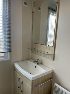 Maisons de vacances Mobile home 40m2 - 2 bathroom - Cc725 Les Charmettes 4 stars : photos des chambres