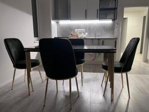 Modern apartment close to Tram and Airport, free parking