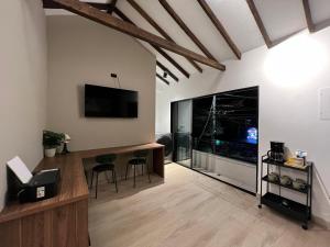 Stylish 5-BR Apartment in Medellíns Trendiest Spot, Walk Everywhere!