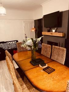 Spacious 5 Bedroom Home in Central Kidderminster with Private Parking and Electric Vehicle Facilities, Easy Access to Birmingham and Nearby Towns