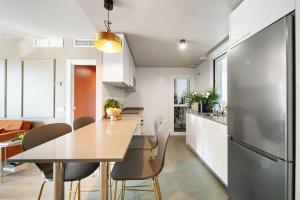 Brand new apartment with gym&rooftop pool.