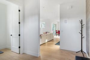 Elegant 3-Story House with Private Backyard in WA