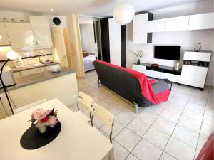 Appartements Appartement T2 avec piscine, tennis et parking - A 400 m des plages et commerces - FR-1-316-16 : photos des chambres