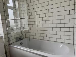 Spacious 2BR, Great Amenities, 16 min to City