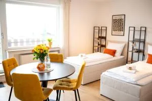 Platz für 8 Pers - C4S Come4Stay Monteure "InnArt" Boxspringbett Einzelbett Töging am Inn, Parkplatz, WLAN, Balkon, Smart TV, voll ausgestatteter Küche, Waschmaschine - Winhöring