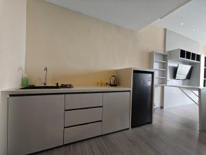 Nagoya Thamrin Cozy Apartment 11TH City View