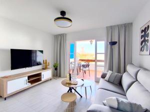SUNLIT ISLE - heated pool, fibre net, Los Cristianos