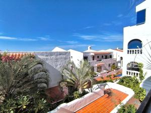SUNLIT ISLE - heated pool, fibre net, Los Cristianos