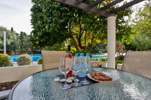 Stunning & Cosy, Direct Pool Access, 2BR, with Private Patio! Serenity Townhouse