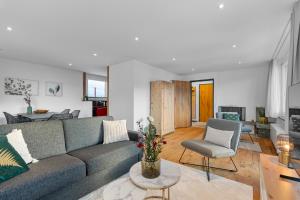 Perfekte Aussicht mit Poolbereich in Skiregion