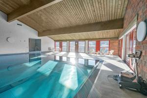 Perfekte Aussicht mit Poolbereich in Skiregion