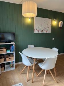 Mignon petit Studio 25m2 avec balcon et Parking face départ pistes !