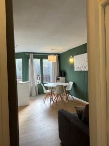 Mignon petit Studio 25m2 avec balcon et Parking face départ pistes !