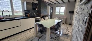 Maisons de vacances Belle maison de vacances entre Saint-Malo et Mont-Saint-Michel. Le Clos Fleuri : photos des chambres