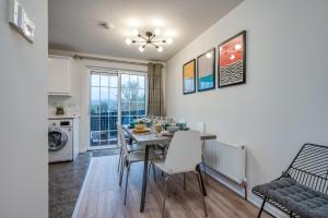 City Centre Townhouse 2x Parking, Great for Groups by StayByNumbers
