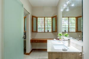Casa Mapache Pool and Breakfast Included near Tamarindo Beach