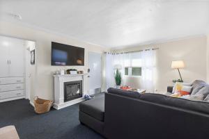 Bayfront Apartment Steps to the Sand - Ultimate Coastal Living