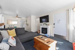 Bayfront Apartment Steps to the Sand - Ultimate Coastal Living